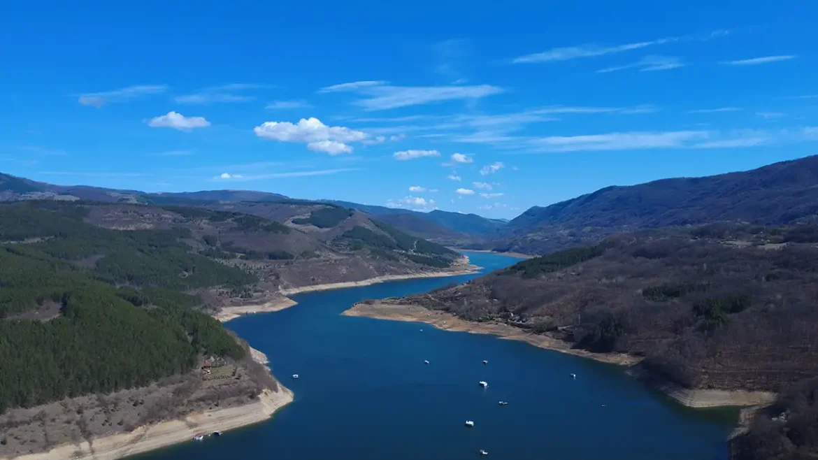 Zavojsko jezero iz vazduha – vijugavo veštačko jezero okruženo borovim šumama na Staroj planini